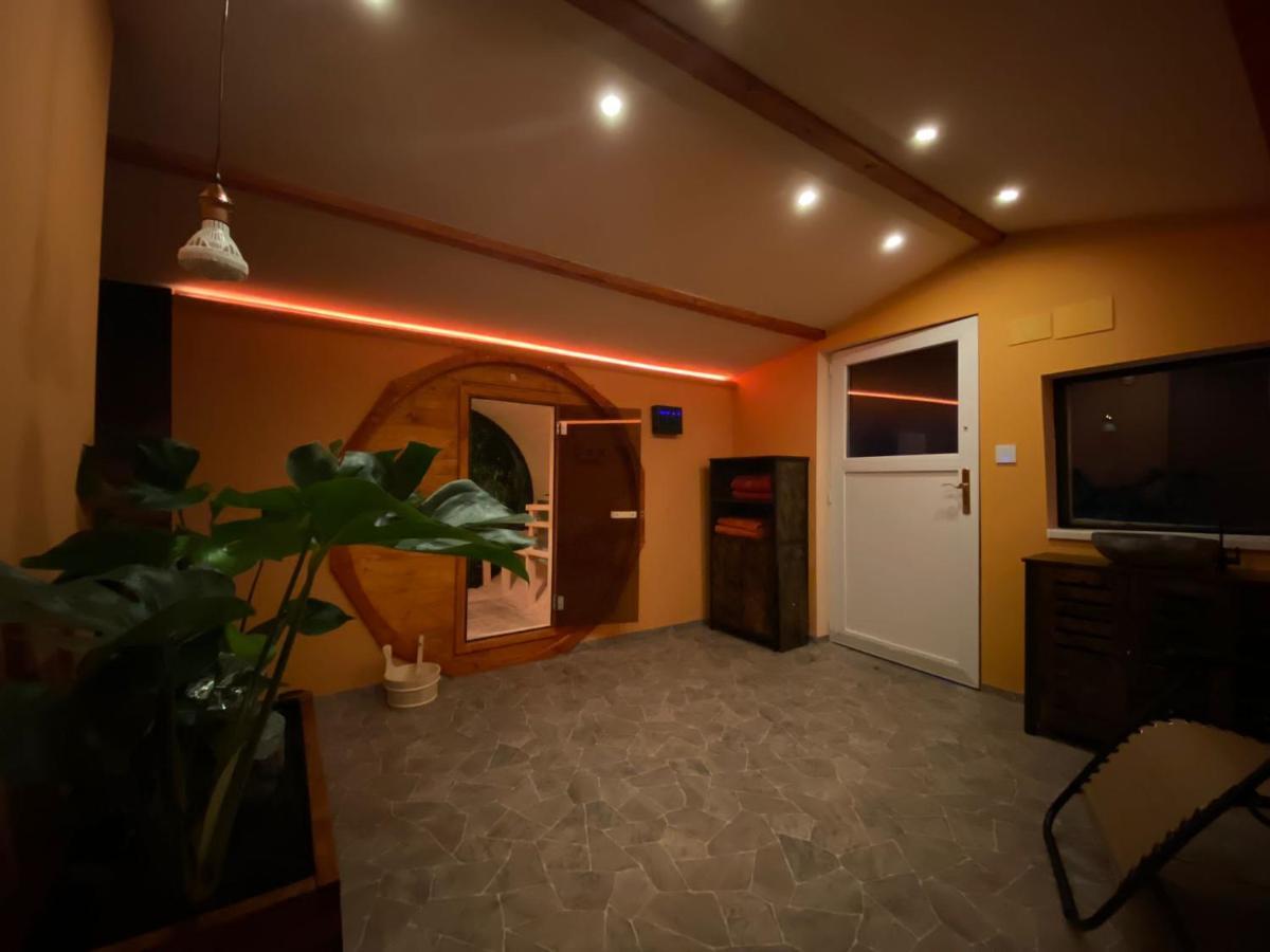 Ferienwohnung Gulfhaus, Mit Sauna Und Grossem Garten Apen エクステリア 写真